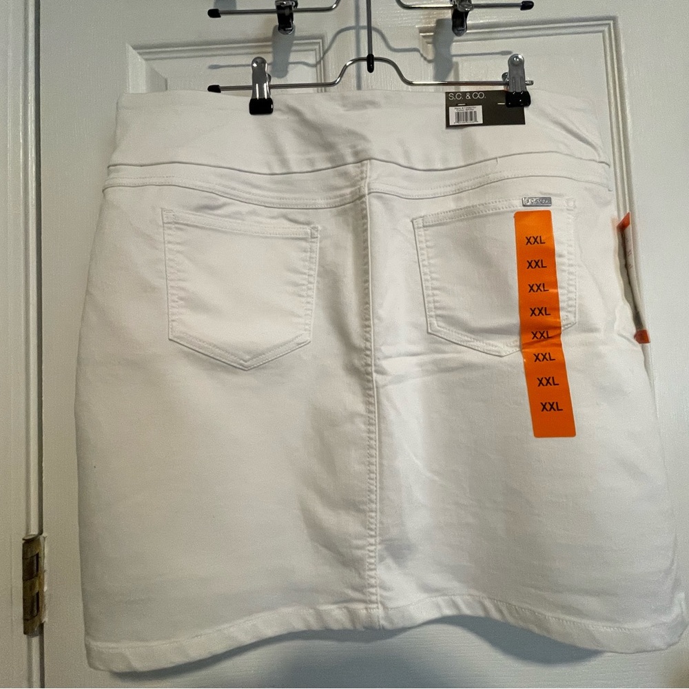 NWT stretchy, thick material white skort from Costco. XXL Summer ready!